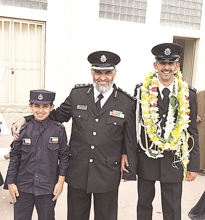 الملازم الخريج عيد مع عمه العقيد عيد العويهان ونجله عبدالله