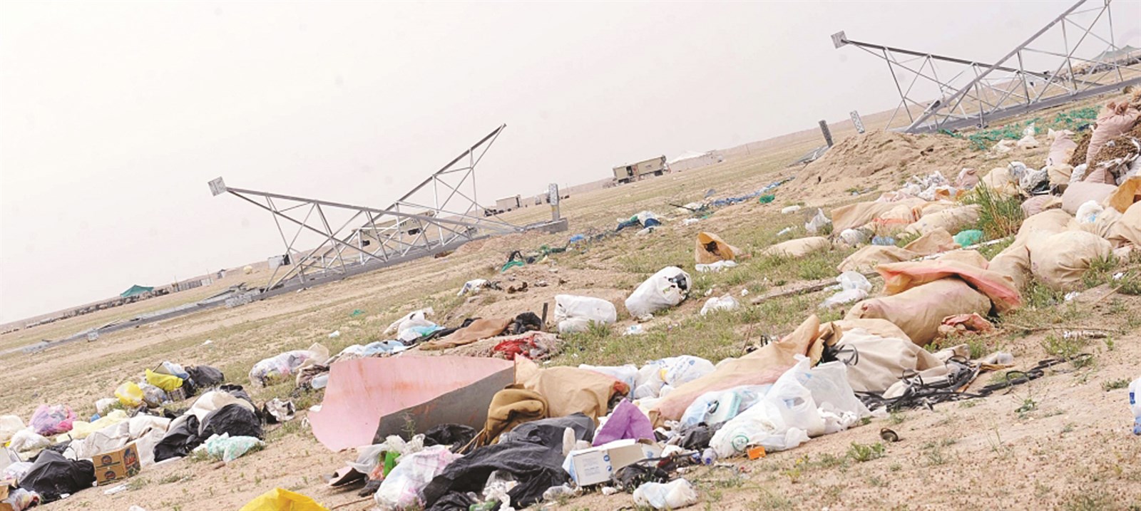 قمامة في كل مكان وأعمدة كهرباء