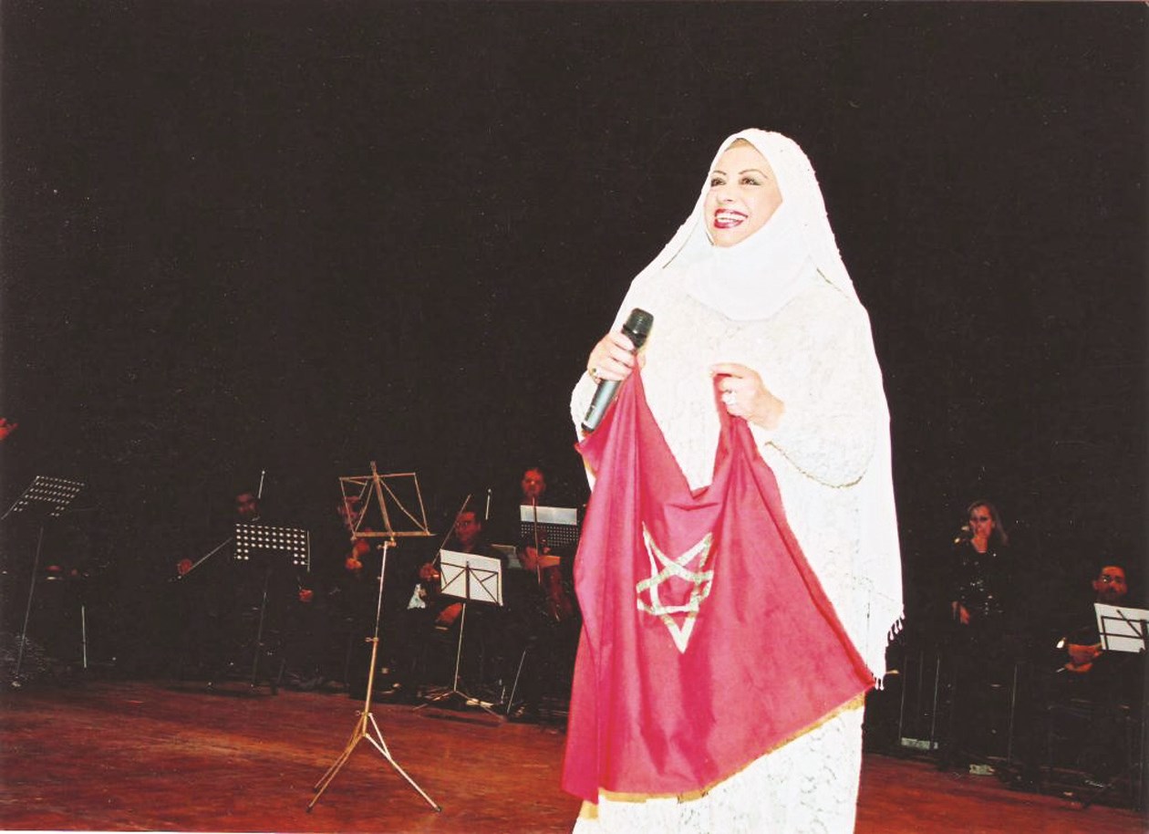 في حفل تكريمها في المملكة المغربية حاملةً علمها