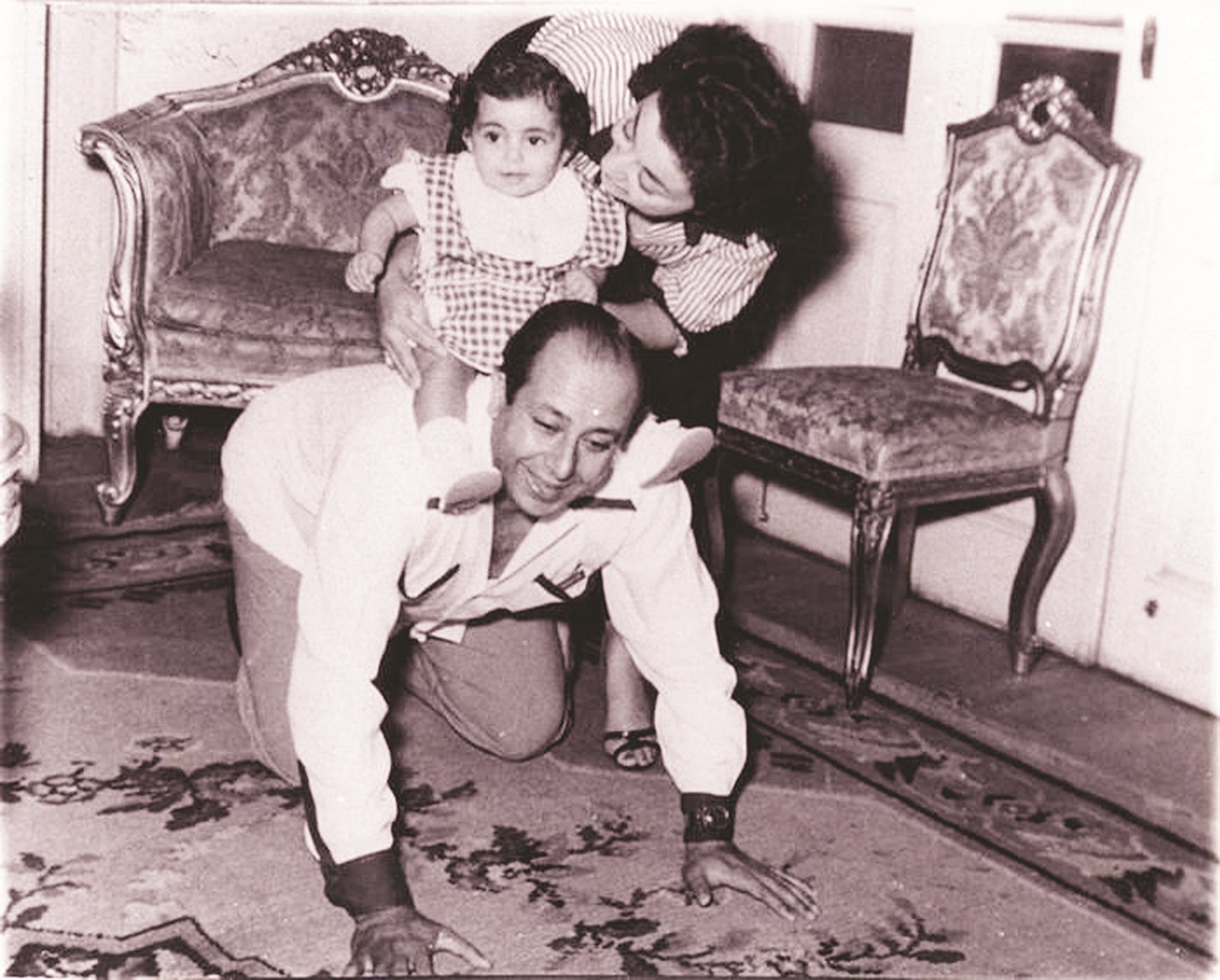 نجاح سلام وزوجها الراحل محمد سلمان وطفلتهما الأولى سمر التي أصبحت الدكتورة سمر