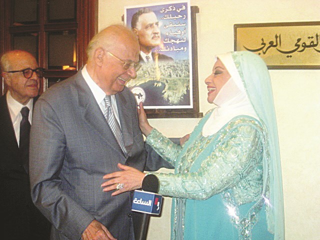 نجاح مستقبلة سليم الحص ومحمد المجذوب خلال حفل تكريمها من المنتدى القومي العربي - بيروت