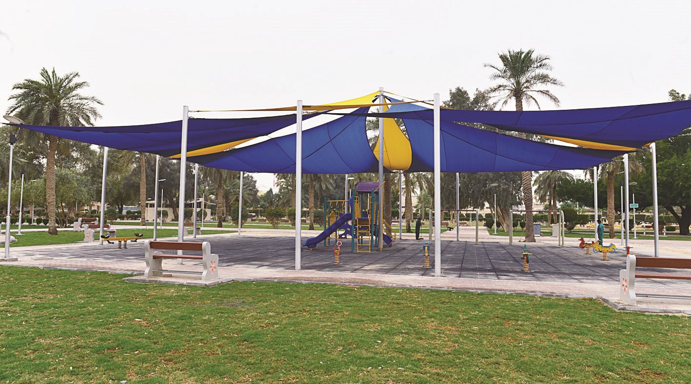 ألعاب أطفال بأرضية آمنة ومغطاة