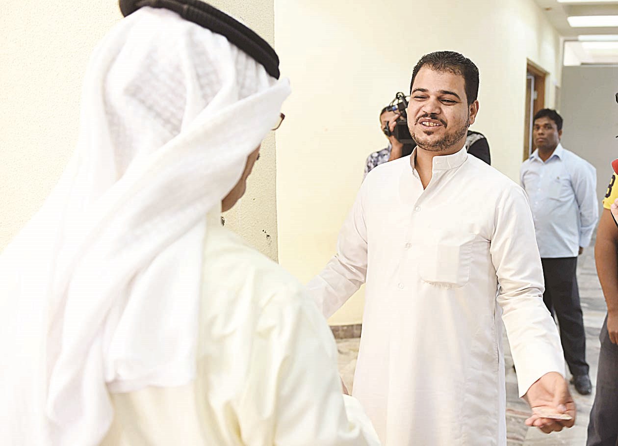 مدخن في قبضة اللجنة