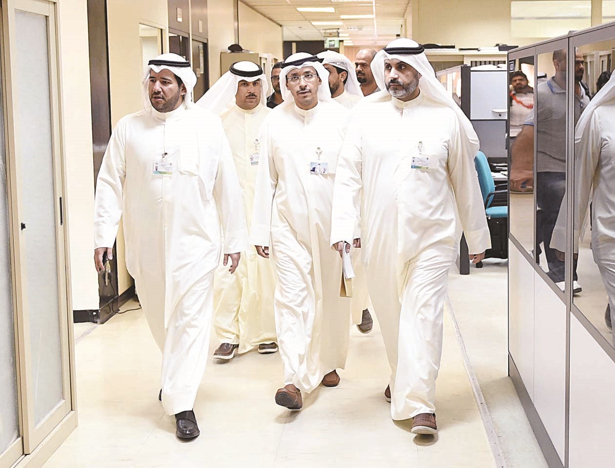 أعضاء فريق الضبطية القضائية خلال جولة في أروقة إحدى الوزارات