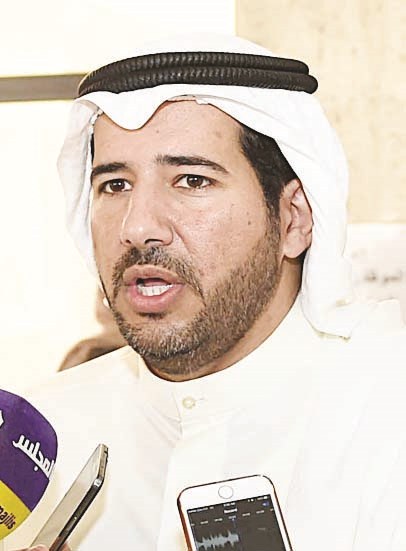 الأحمد متحدثا للصحافيين