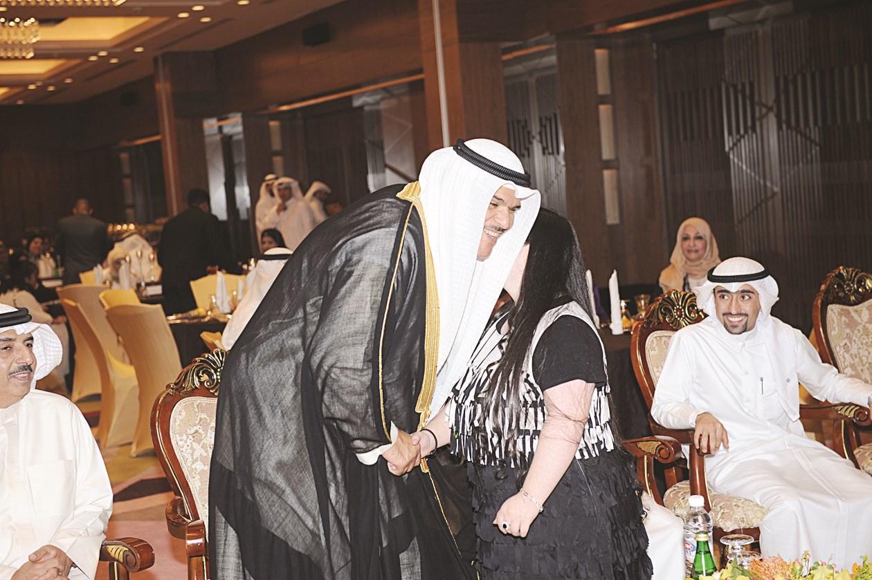 الحمود مهنئا إحدى المكرمات من ذوي الاحتياجات الخاصة