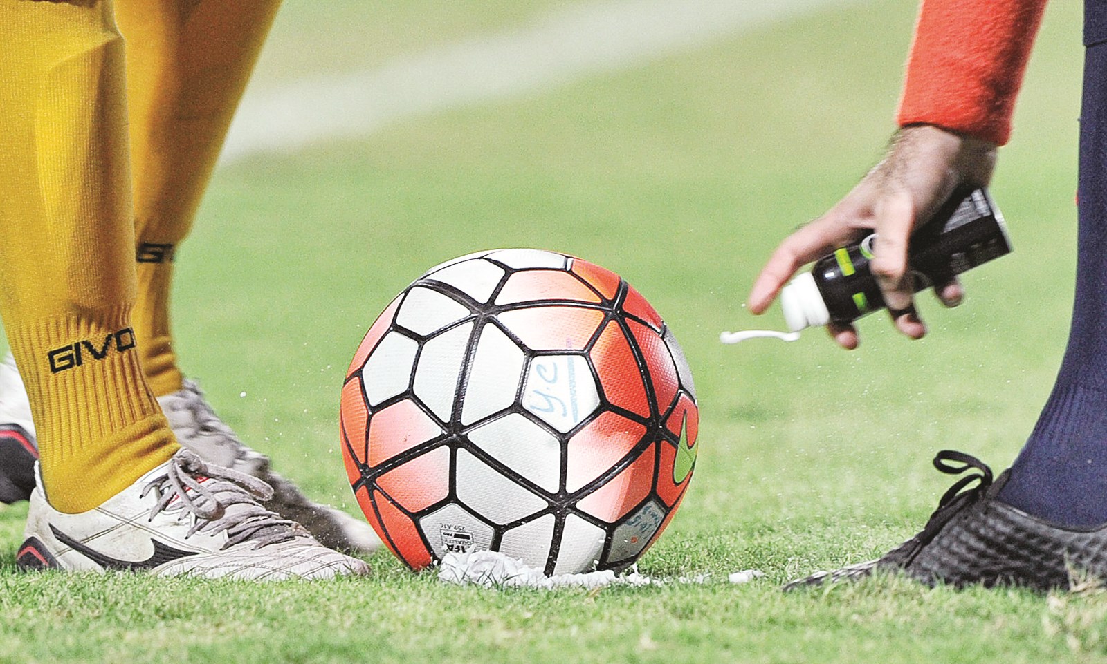 u0645u0644u0627u0639u0628... u0628u0644u0627 u00abu0642u0636u0627u0629u00bb (u062au0635u0648u064au0631 u062cu0627u0633u0645 u0628u0627u0631u0648u0646)