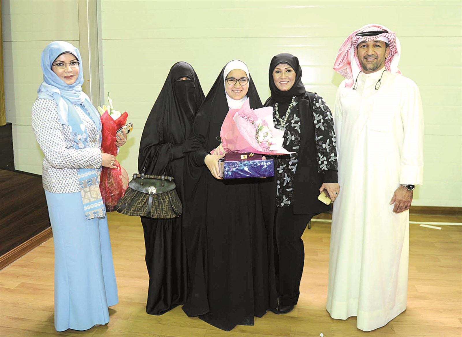 الدكتورة مريم المذكور مع أسرتها وابنة أخيها الفائزة هتون المذكور