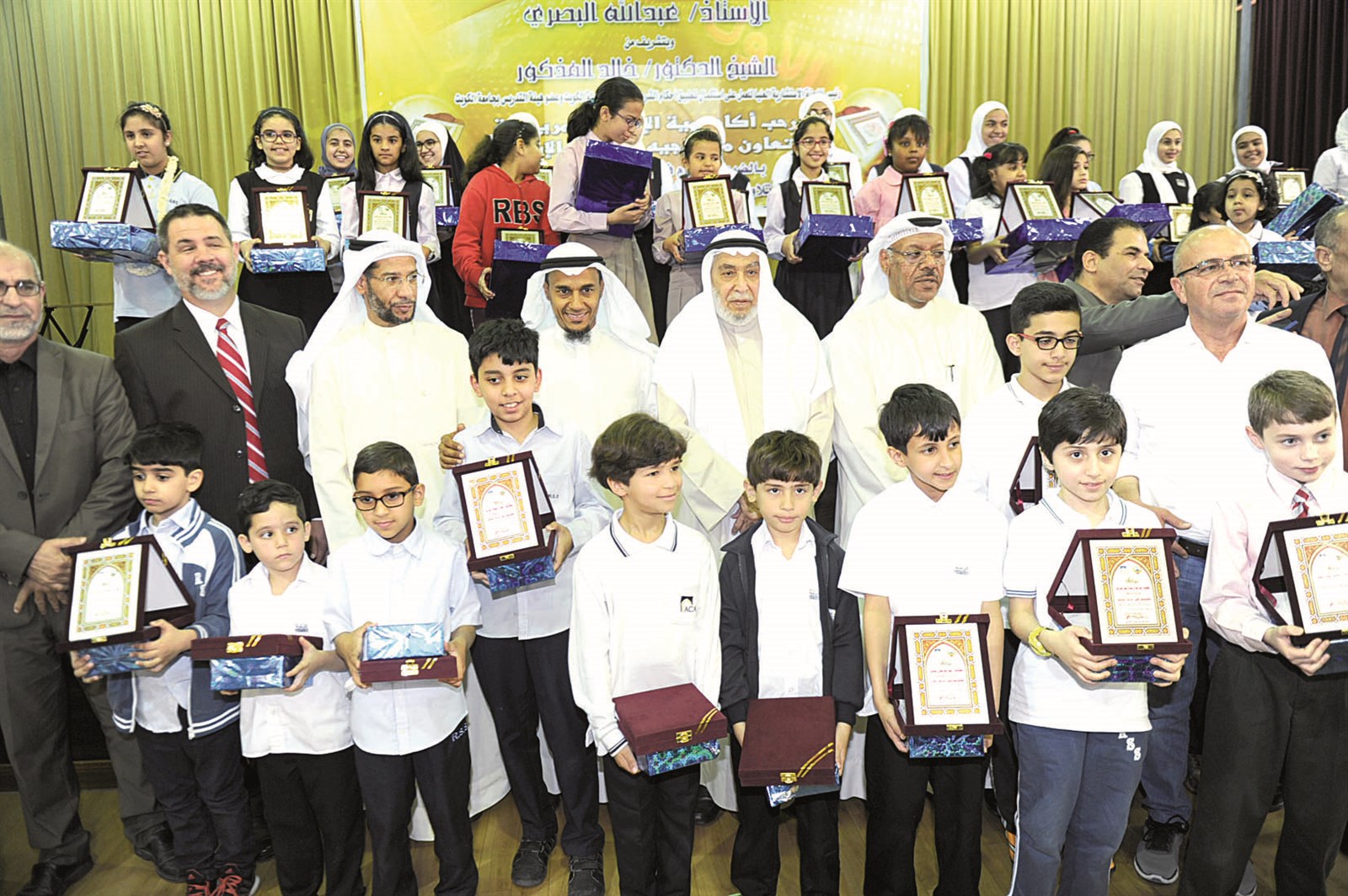 المذكور ومسؤولو «التربية الخاصة» و«الإبداع» الأميركية يتوسطون الطلبة