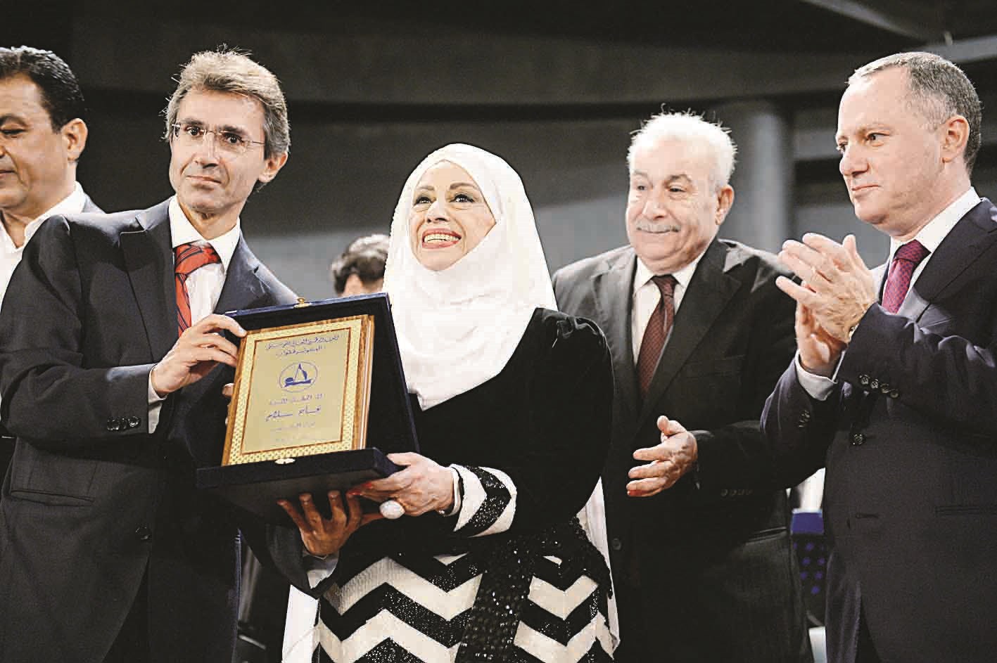 ... وتتسلم درع تكريمها من رئيس الكونسرفتوار وليد مسلّم بحضور عريجي والكاتب الصحافي عبدالرحمن سلام