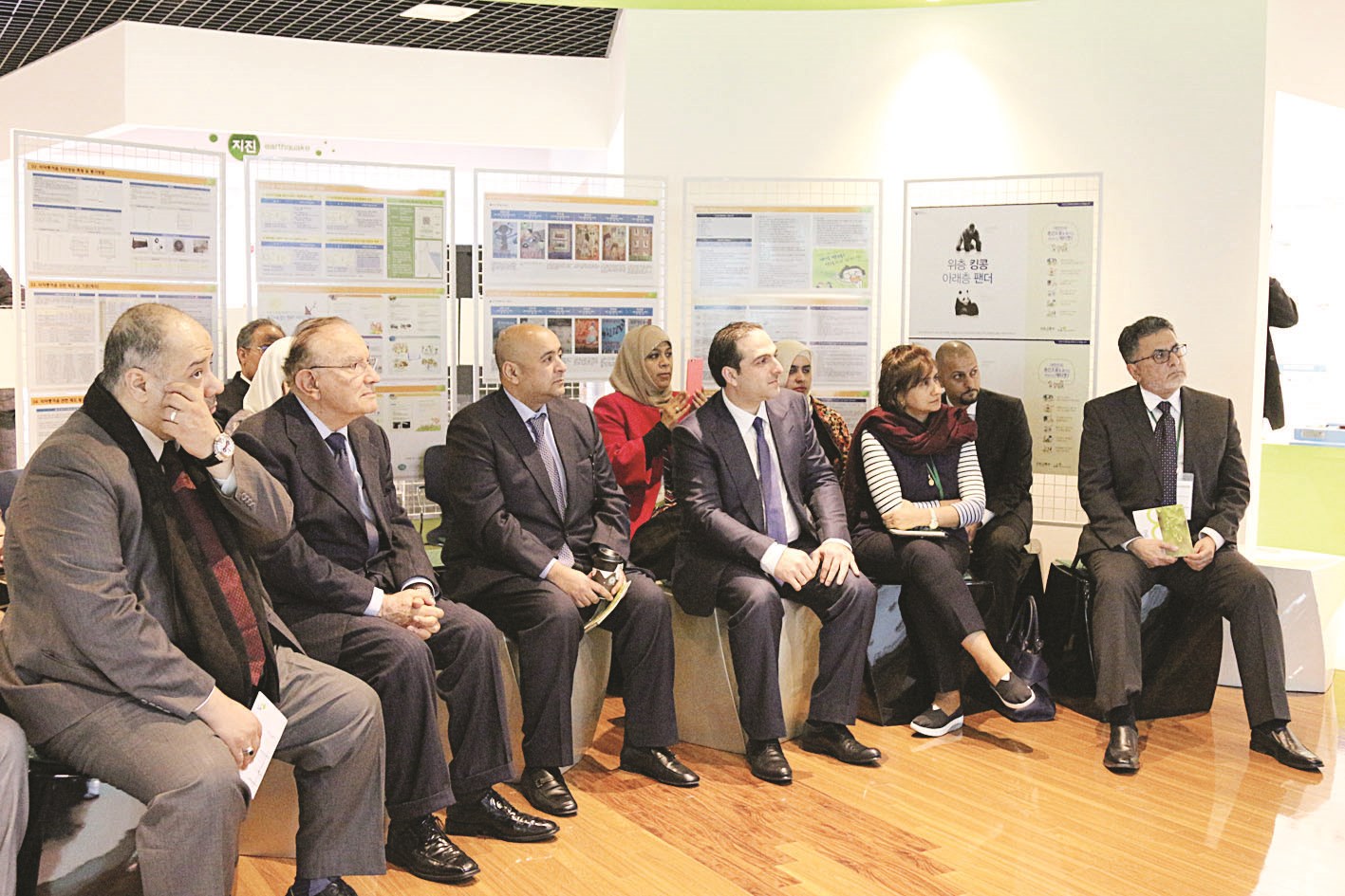 الوزير والوفد المرافق يستمعون إلى عرض عن المدن الذكية