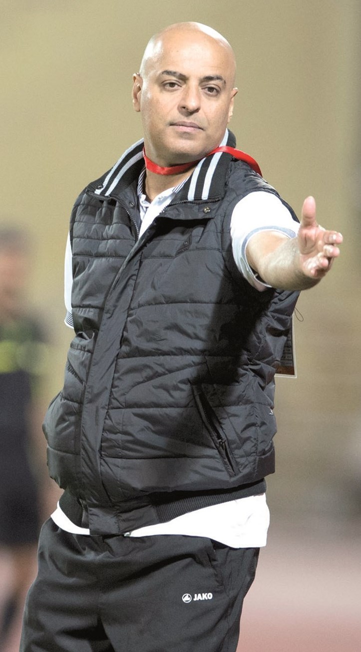 u0645u0627u0647u0631 u0627u0644u0634u0645u0631u064a (u0627u0644u0623u0632u0631u0642 u062fu0648u062a u0643u0648u0645)