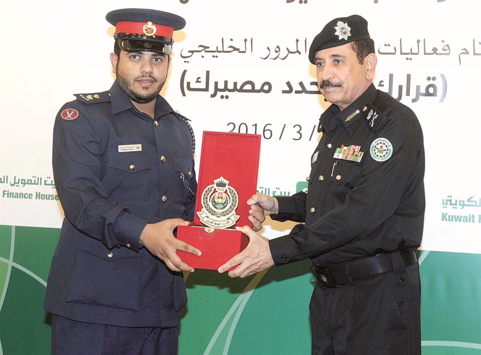 ...ويكرم عضو أحد الوفود الخليجية