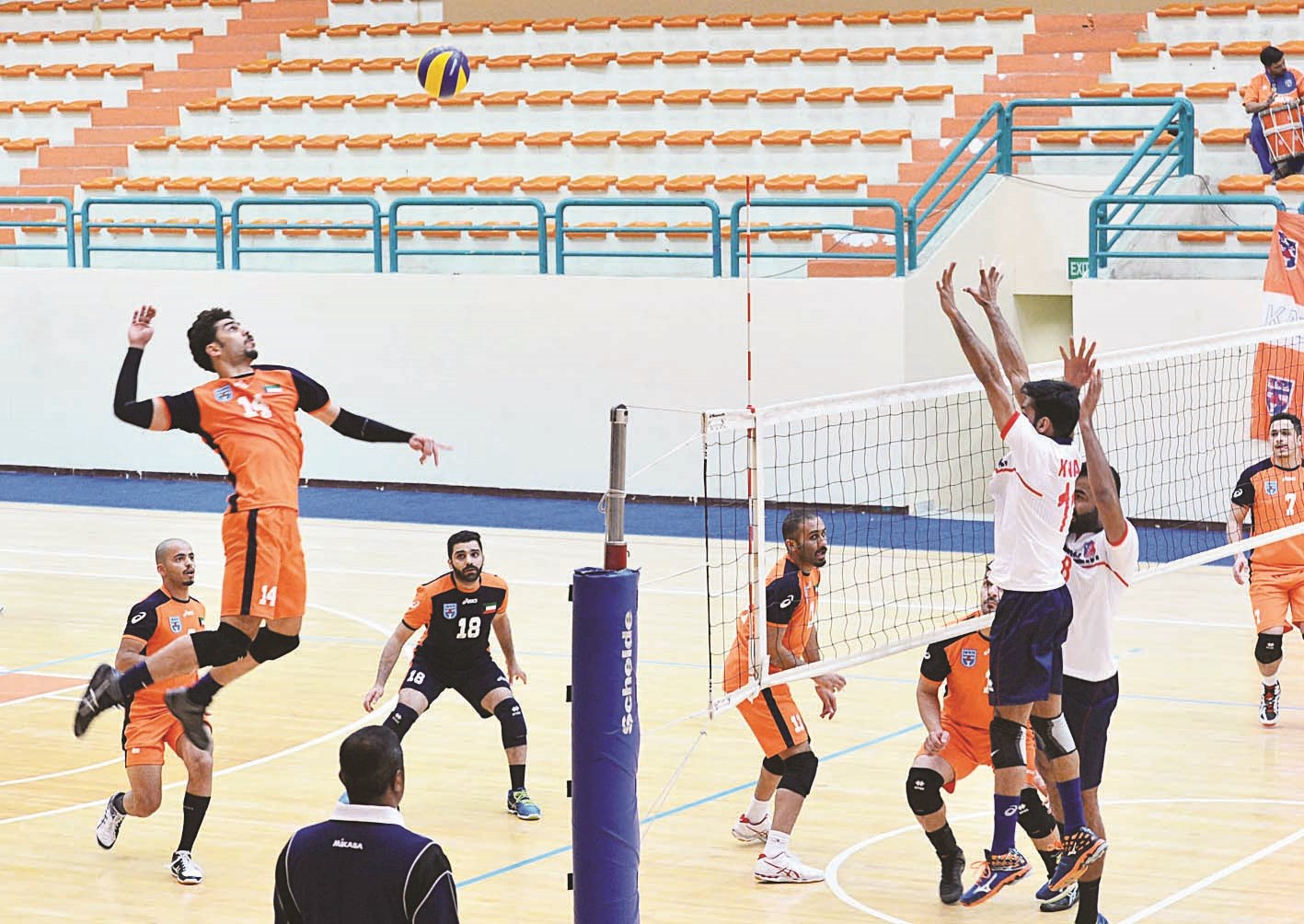 u0639u0628u062fu0627u0644u0631u062du0645u0646 u0627u0644u0645u0637u0648u0639 u064au0636u0631u0628 u0628u0642u0648u0629 u0623u0645u0627u0645 u00abu0627u0644u0643u0648u064au062au00bb (u062au0635u0648u064au0631 u0645u0648u0633u0649 u0639u064au0627u0634)