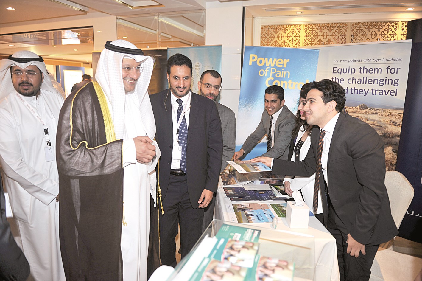 العبيدي جائلاً في المعرض المرافق (تصوير نور هنداوي)