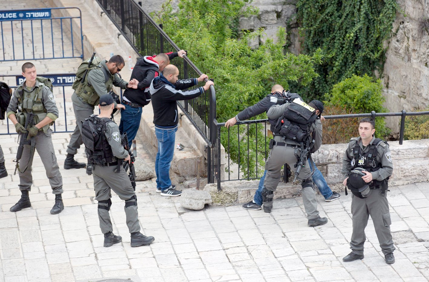 u0639u0646u0627u0635u0631 u0645u0646 u0627u0644u0634u0631u0637u0629 u0627u0644u0627u0633u0631u0627u0626u064au0644u064au0629 u064au0641u062au0634u0648u0646 u0641u0644u0633u0637u064au0646u064au064au0646 u0639u0646u062f u0628u0648u0627u0628u0629 u062fu0645u0634u0642 u0641u064a u0627u0644u0628u0644u062fu0629 u0627u0644u0642u062fu064au0645u0629 u0645u0646 u0627u0644u0642u062fu0633 ( u0627 u0628)