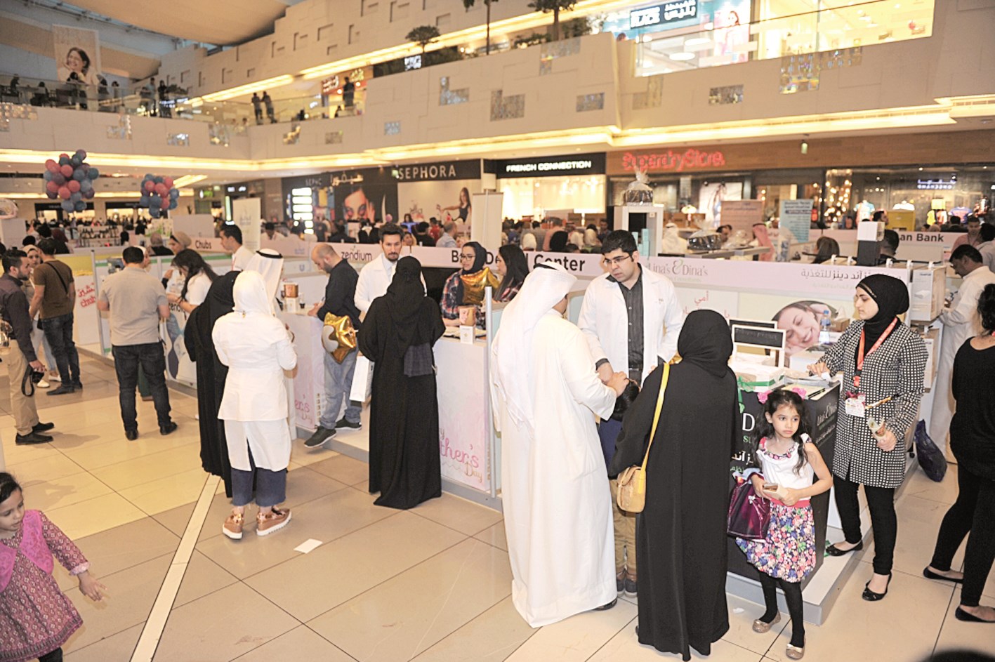 إقبال الزوار على المهرجان في «الأفنيوز»