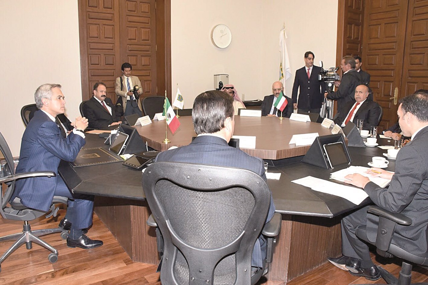 الفهد أثناء اجتماعه مع رئيس حكومة المنطقة الفيديرالية وعمدة مكسيكو سيتي