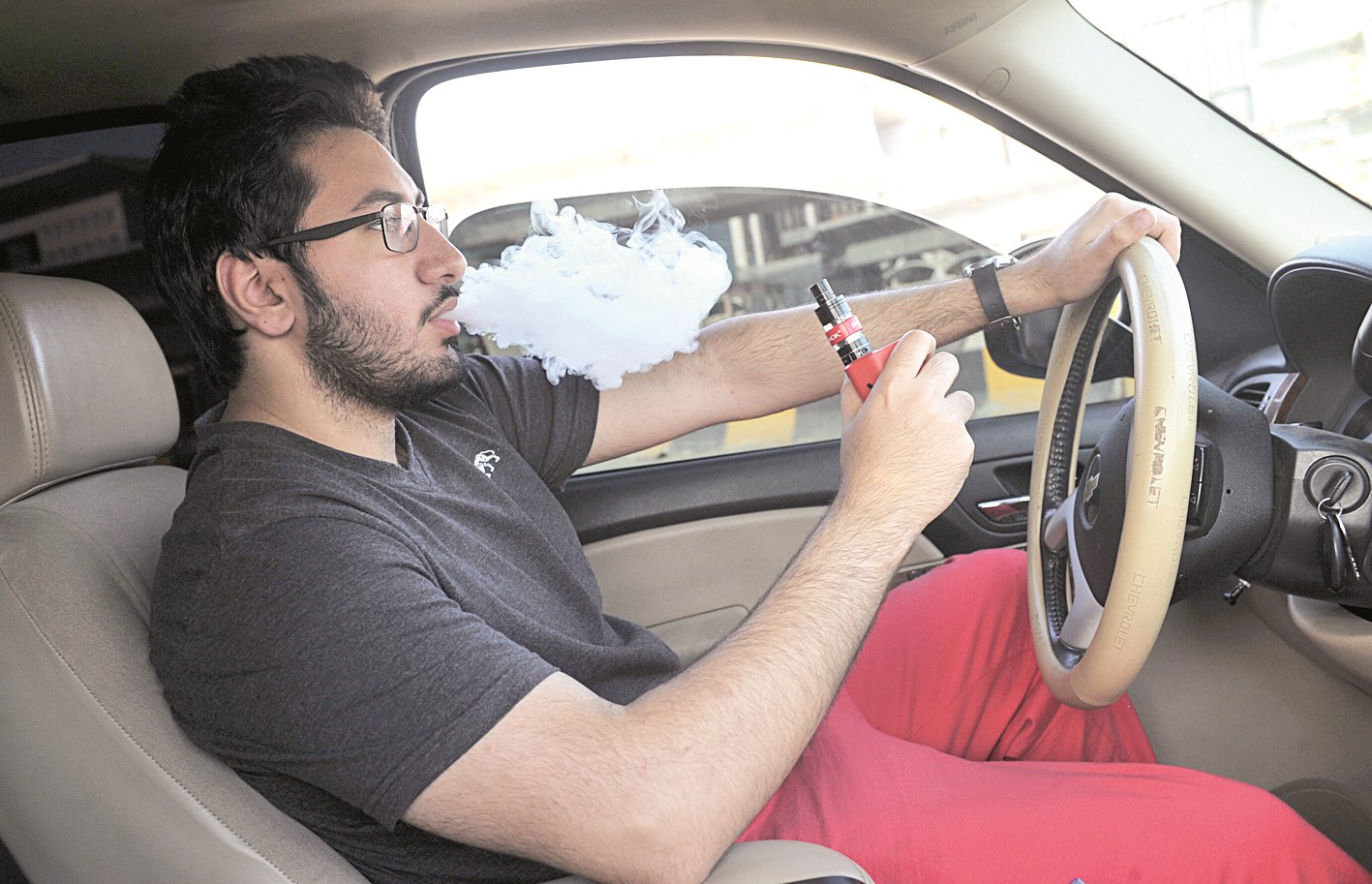 u062au062fu062eu064au0646 u0627u0644u0634u064au0634u0629 u0627u0644u0625u0644u0643u062au0631u0648u0646u064au0629 u0641u064a u0627u0644u0633u064au0627u0631u0629         (u062au0635u0648u064au0631 u0646u0648u0631 u0647u0646u062fu0627u0648u064a)