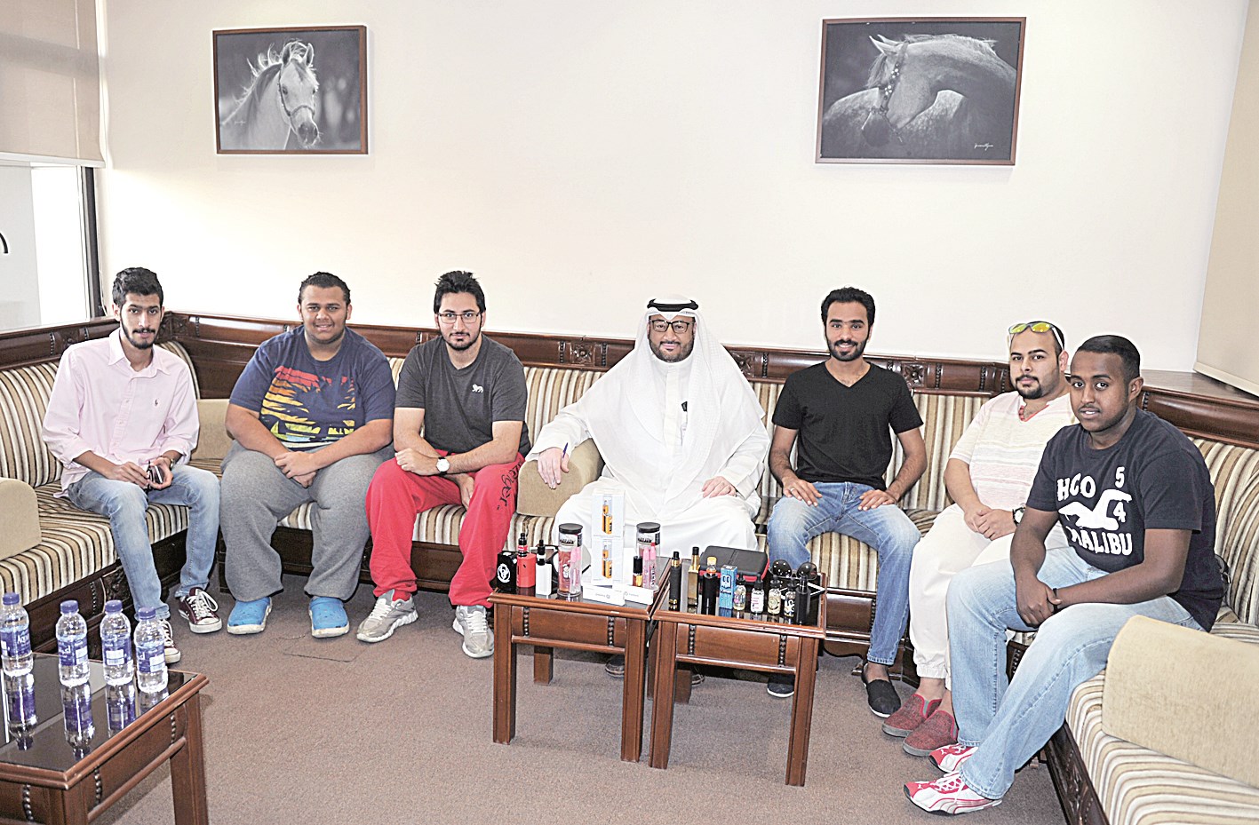 المتحدثون يتوسطهم الزميل ناصر الفرحان في ديوانية «الراي»