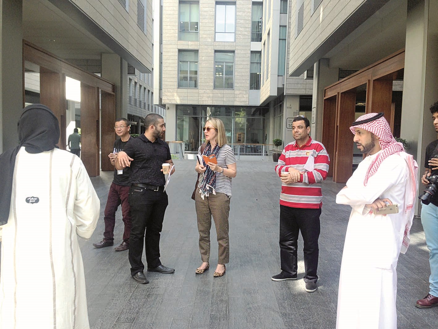 الوفد الإعلامي في جولة بمركز دبي المالي