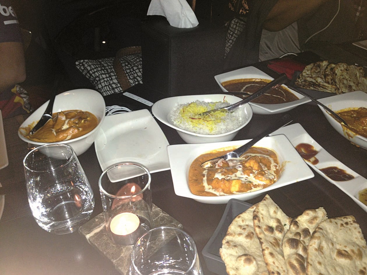 مائدة الطعام عامرة على طاولة «مينت ليف»