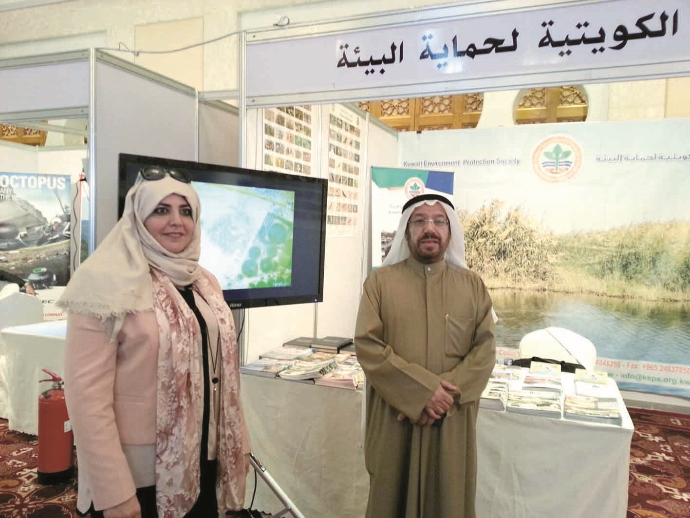 الأنصاري في جناح الهيئة في معرض الإطفاء