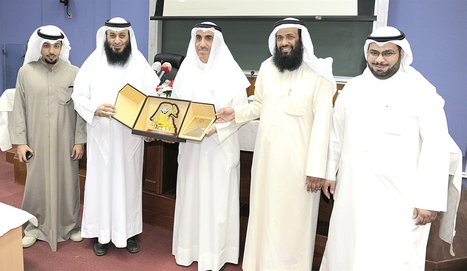 u0627u0644u0643u0646u062fu0631u064a u0645u0643u0631u0645u0627 u062du0633u064au0646 u0627u0644u0623u0646u0635u0627u0631u064a (u062au0635u0648u064au0631 u0637u0627u0631u0642 u0639u0632u0627u0644u062fu064au0646)