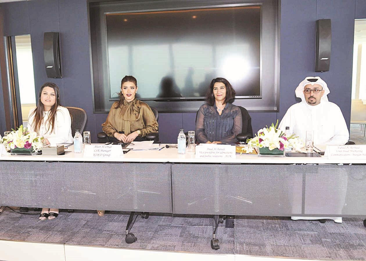 العمر تتوسط دانا الجاسم وأمل بن علي وفهد الرشيد في المؤتمر  (تصوير سعد هنادوي)