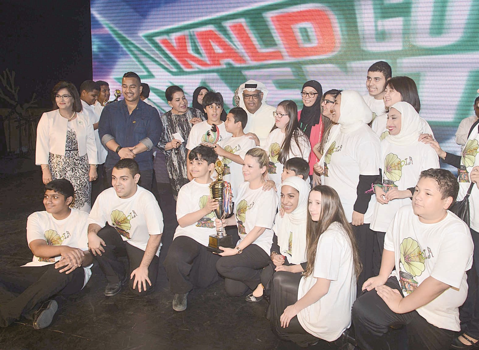 الفائزون في لقطة تذكارية