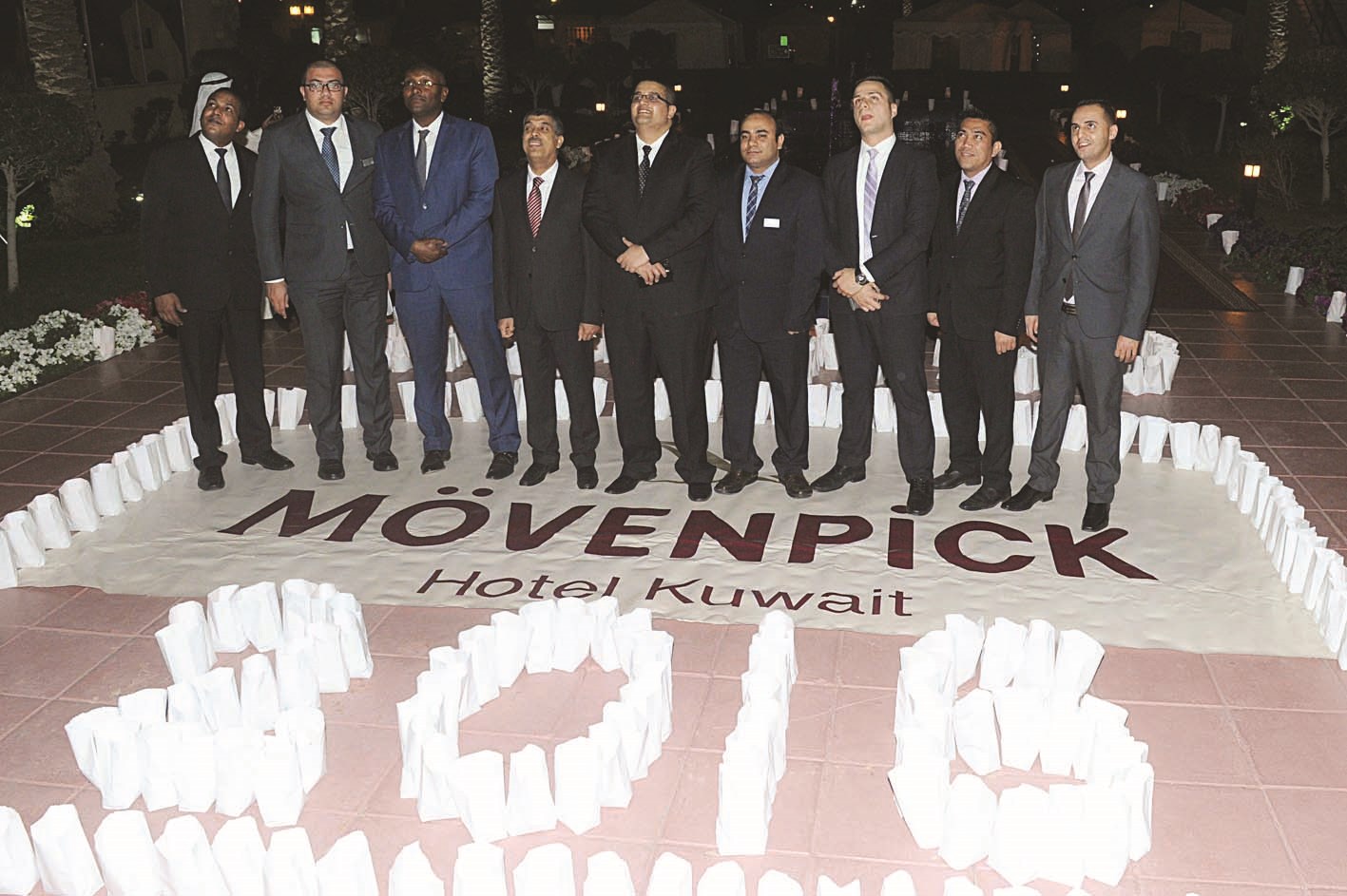 فريق فندق موفنبيك أمام الشموع         (تصوير زكريا عطية)