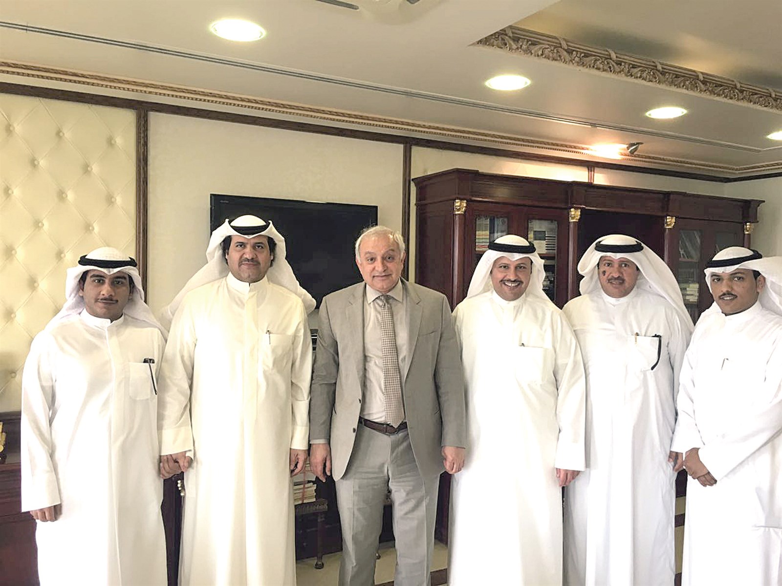 العيسى متوسطاً الجلال وموسى واللغيصم والهطلاني