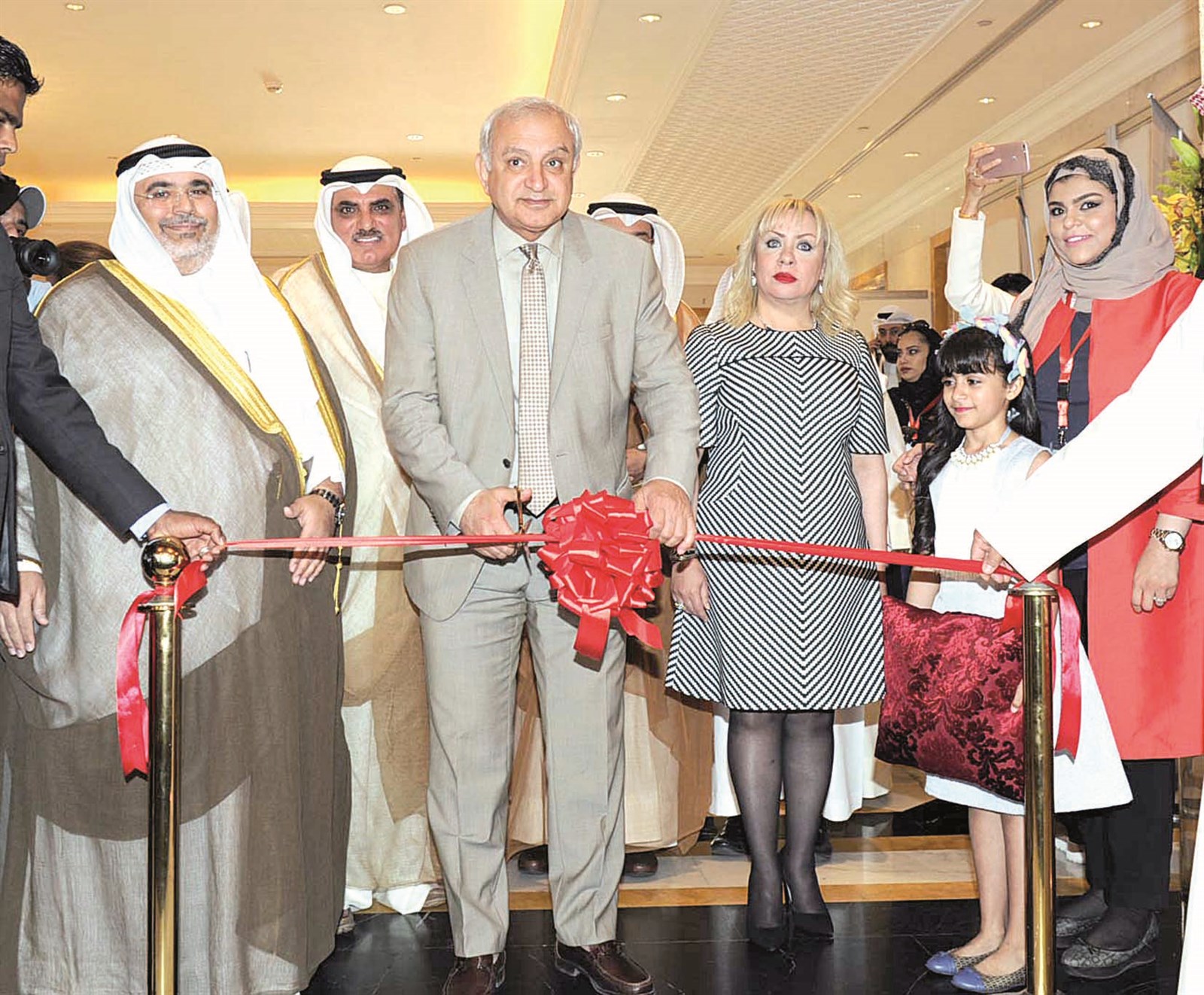 العيسى يقص شريط الافتتاح