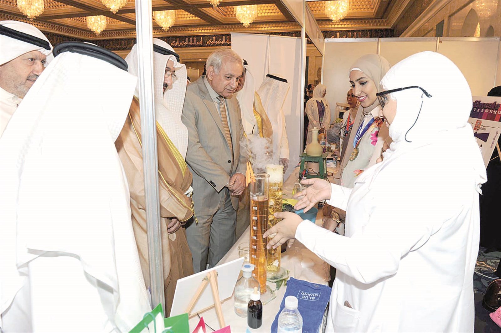 جولة في المعرض  (تصوير طارق عزالدين)