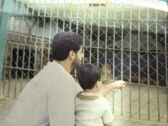 سالم مداعباً ابنه