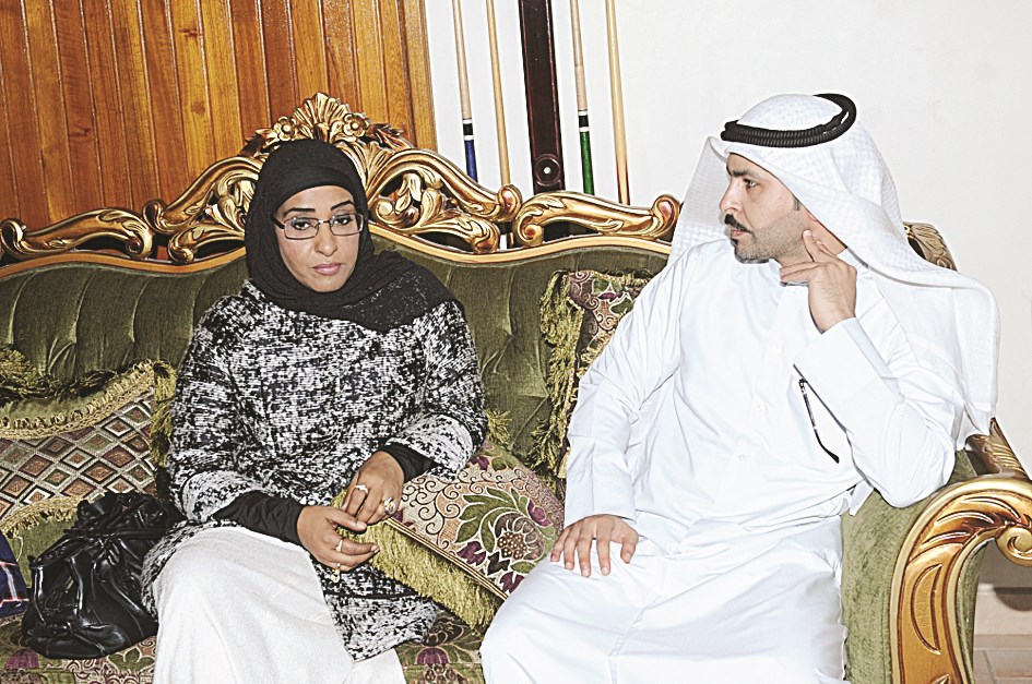 نوال العامر متحدثة للزميل فيصل التركي (تصوير جلال معوض)