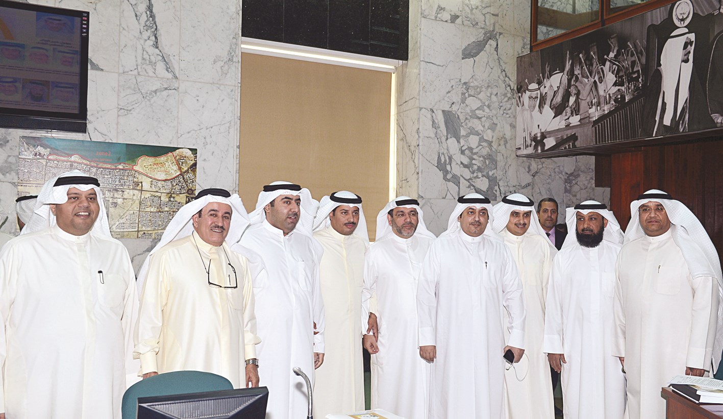 u0627u0644u0623u0639u0636u0627u0621 u0641u064a u0635u0648u0631u0629 u062cu0645u0627u0639u064au0629 u0642u0628u0644 u0628u062fu0627u064au0629 u0627u0644u062cu0644u0633u0629 (u062au0635u0648u064au0631 u0645u0648u0633u0649 u0639u064au0627u0634)