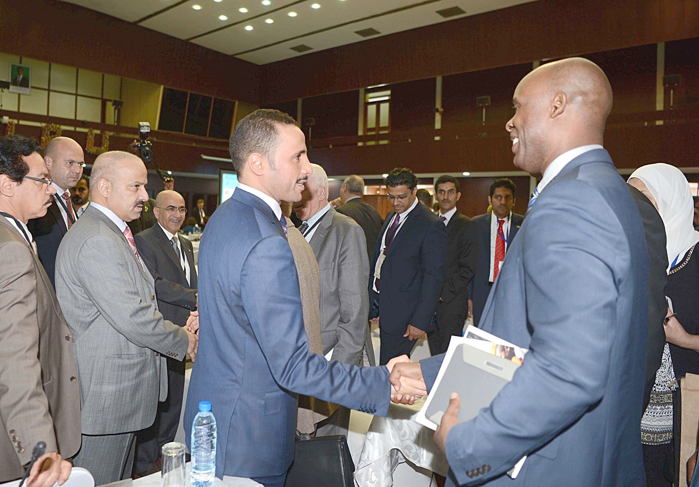 ... ويتلقى التهاني من بعض الوفود بعد كلمته