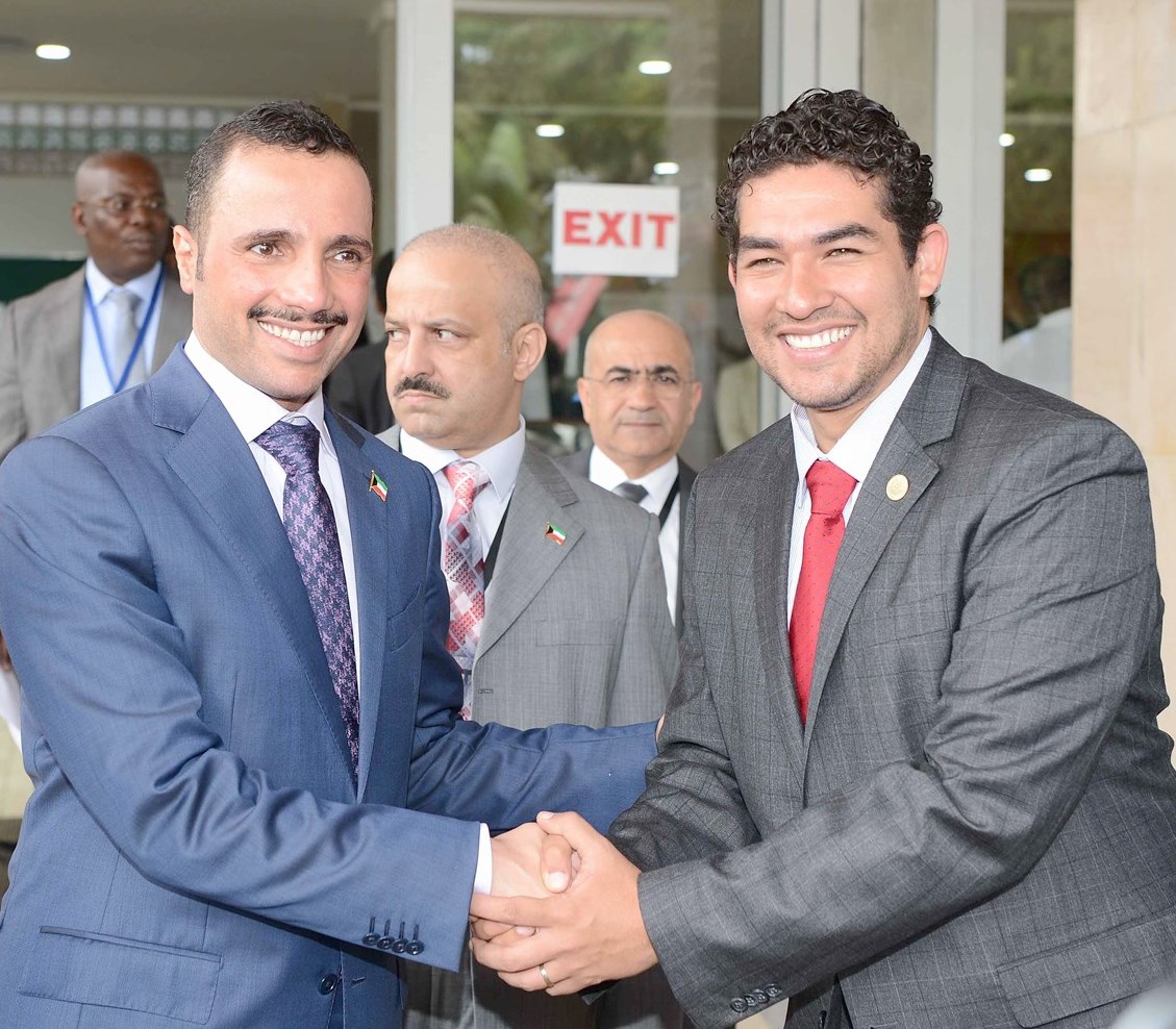 أحد الحضور يصافح الغانم بحرارة