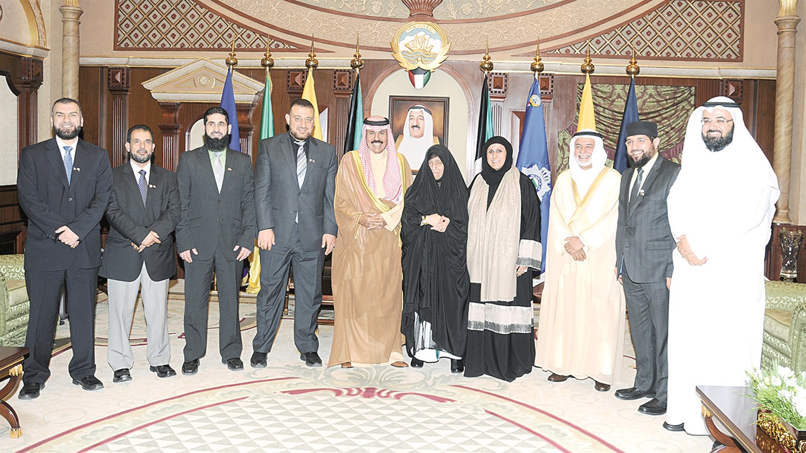 ... ومتوسطاً أوراد الجابر ورئيس وأعضاء المركز الاسلامي في كندا