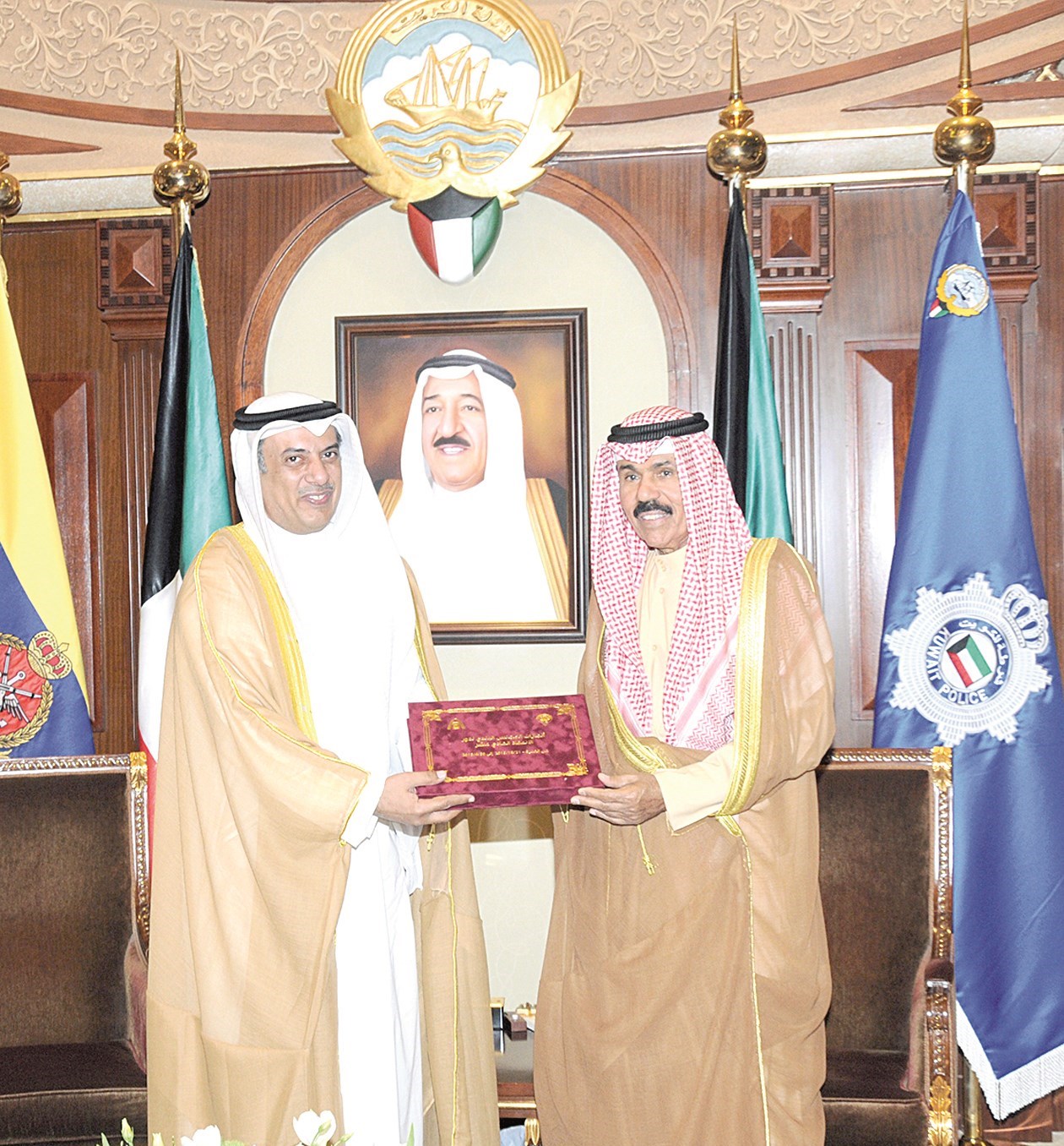 ولي العهد متسلماً الكتاب من مهلهل الخالد