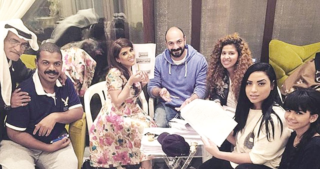 القفاص في كواليس «بياعة النخي» مع فريق العمل