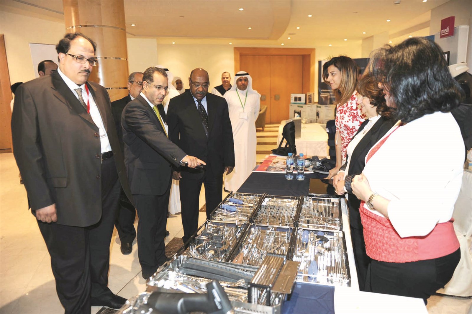 بوناجمة والخشتي والعبيد خلال جولة في المعرض    (تصوير طارق عزالدين)