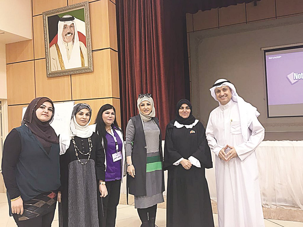 أمل البهرامي تتوسط مساعد الوقيان والوكيلات والمدرسات