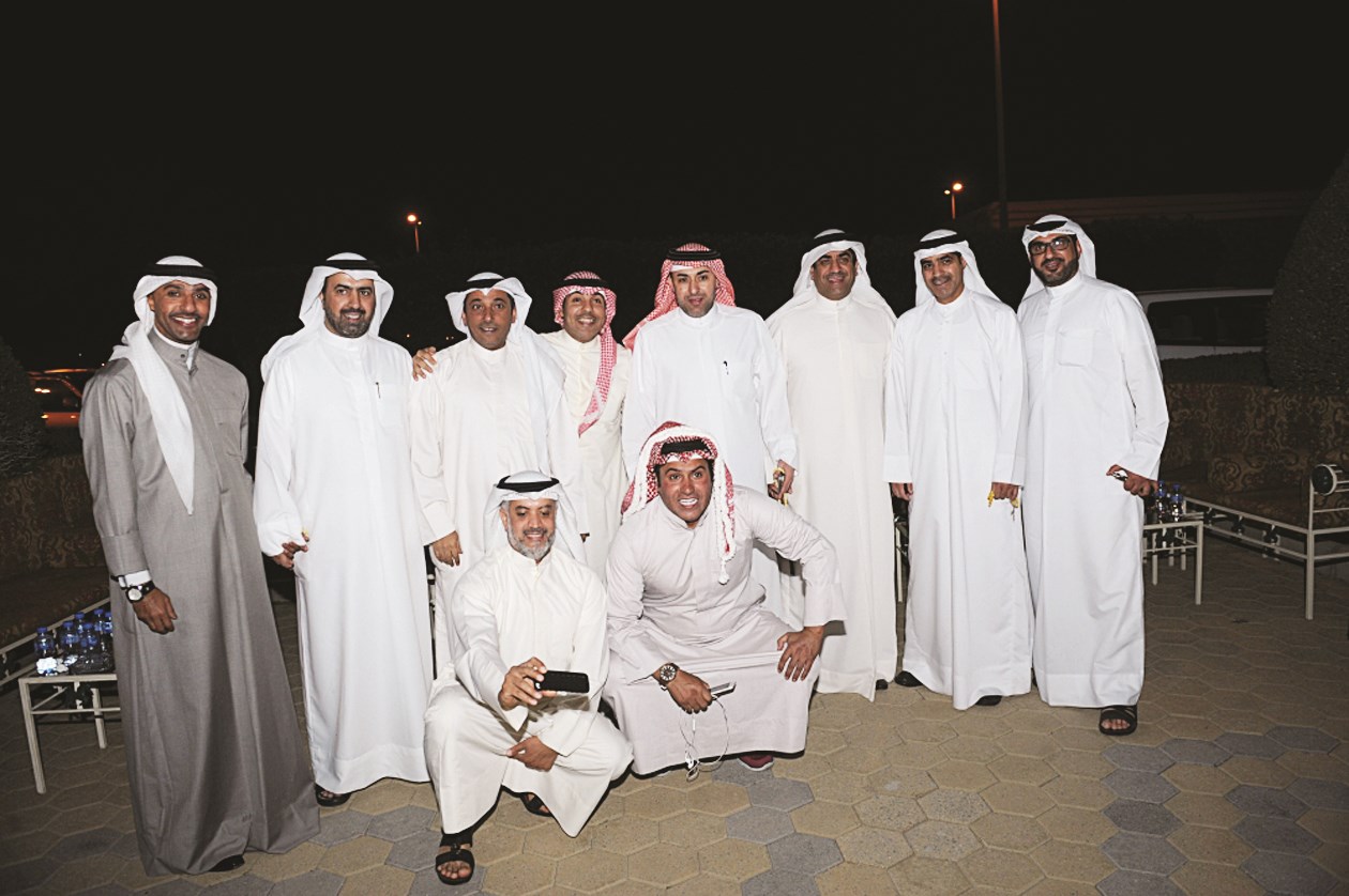 ... ومتوسطاً عدداً من المهنئين