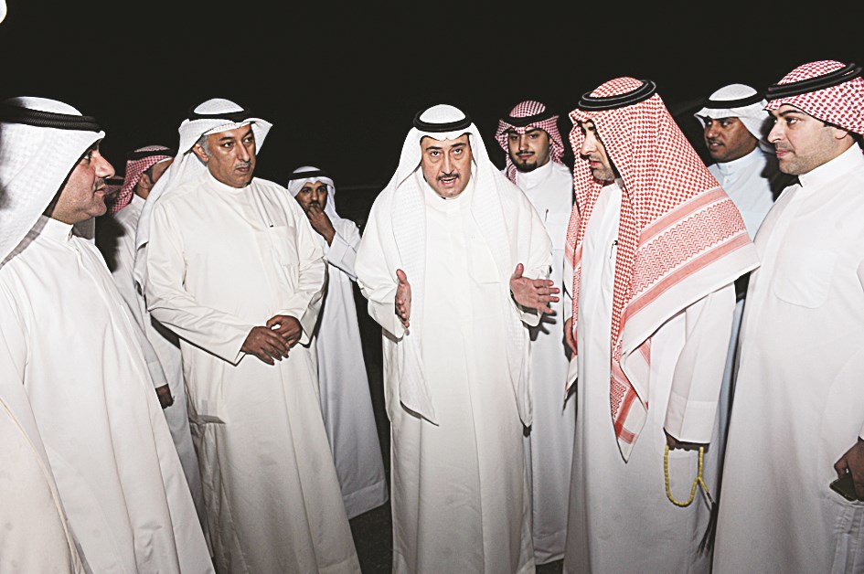 فيصل المالك وحديث مع بعض الحضور