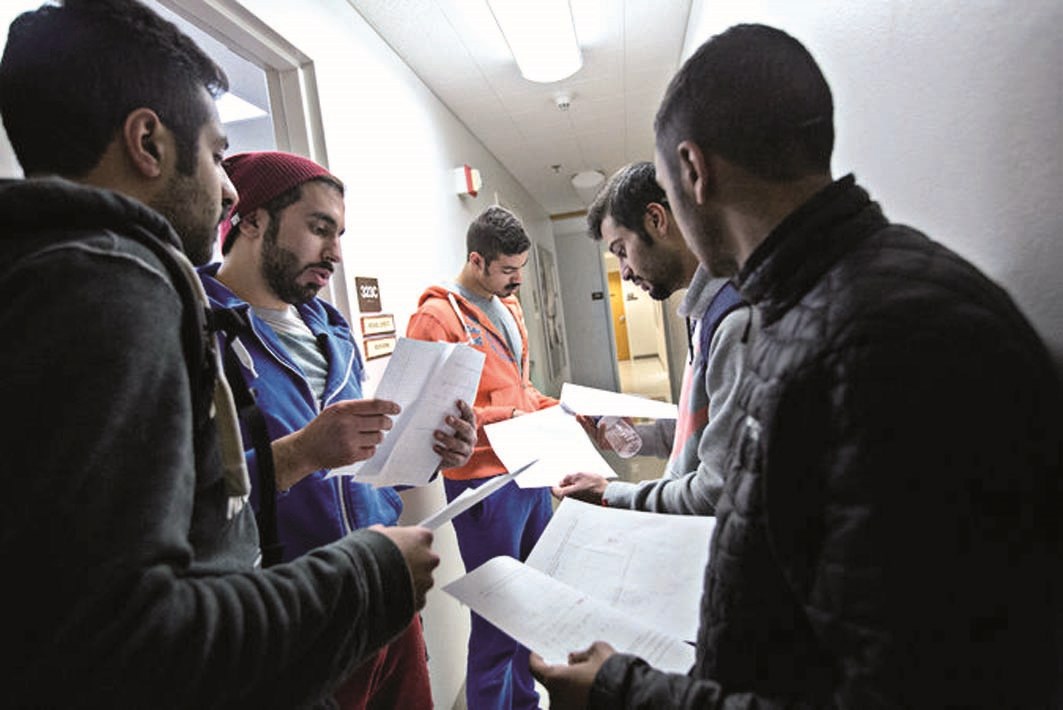 بعض الطلبة الكويتيين يطالعون نتائج أحد امتحاناتهم أمام مكتب أستاذهم في الجامعة