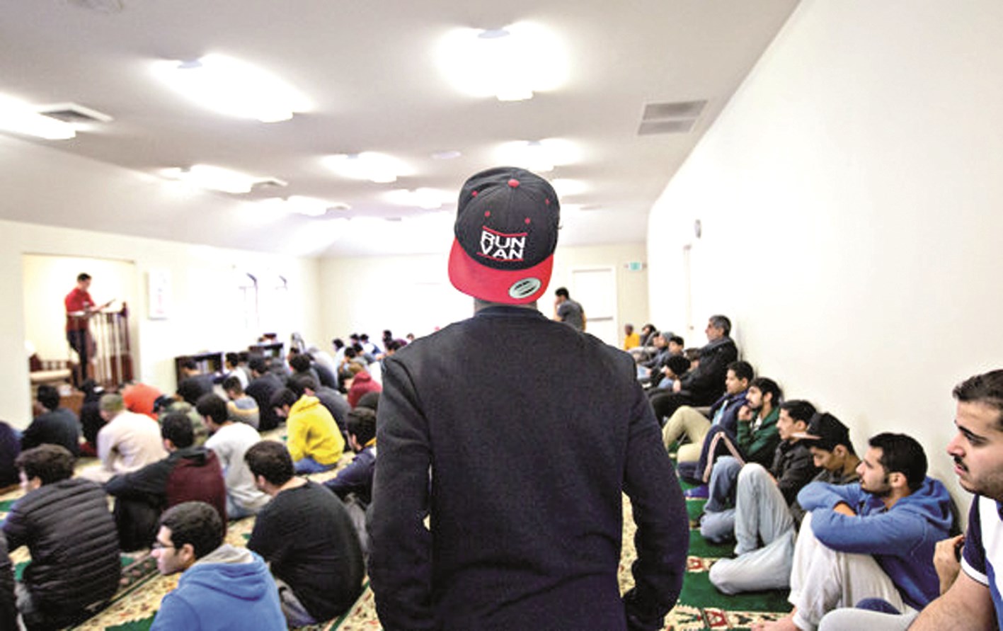 u0637u0644u0627u0628 u062eu0644u064au062cu064au0648u0646 u064au0635u0644u0648u0646 u0627u0644u062cu0645u0639u0629 u0641u064a u0627u0644u0645u0633u062cu062f u0627u0644u0630u064a u0628u0646u0648u0647 u0639u0644u0649 u0646u0641u0642u062au0647u0645 u0648u064au0628u062fu0648 u0637u0627u0644u0628 u0643u0648u064au062au064a u062eu0637u064au0628u0627u064b u0639u0644u0649 u0627u0644u0645u0646u0628u0631