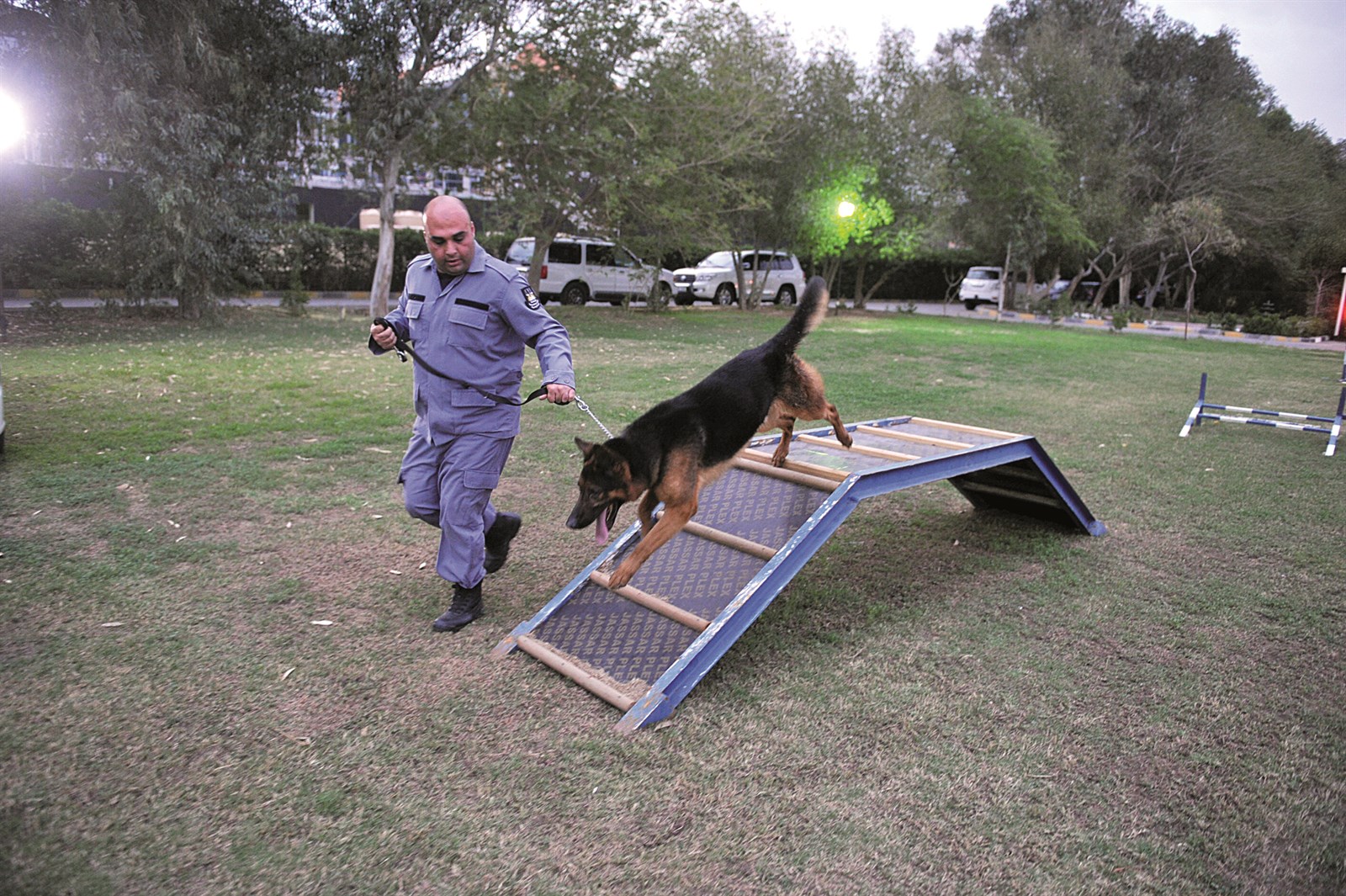 «إندي» في استعراض مع مدربه