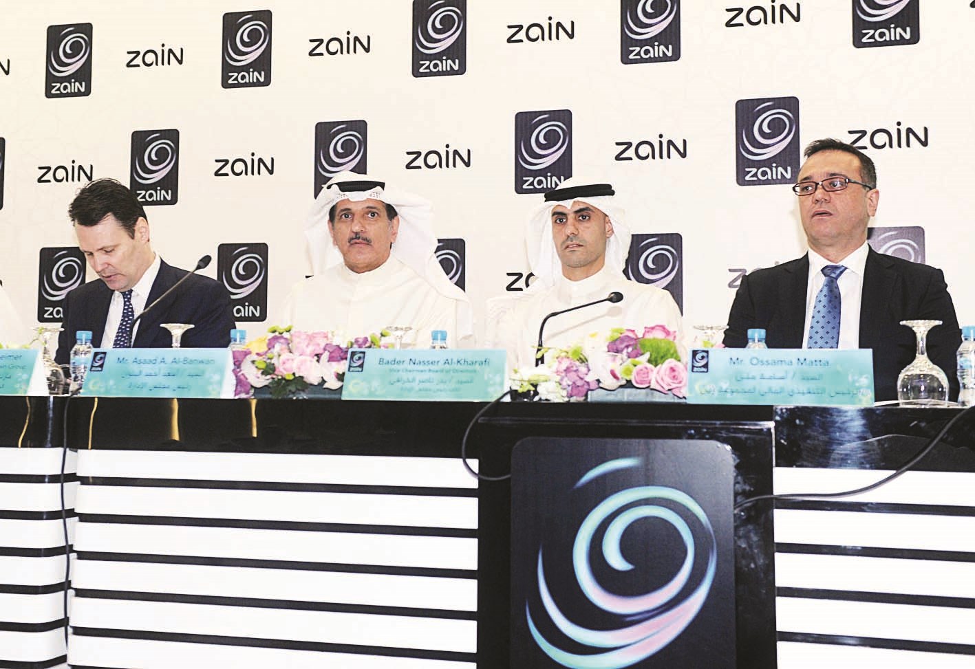 البنوان وإلى جانبه الخرافي خلال الاجتماع (تصوير زكريا عطية)